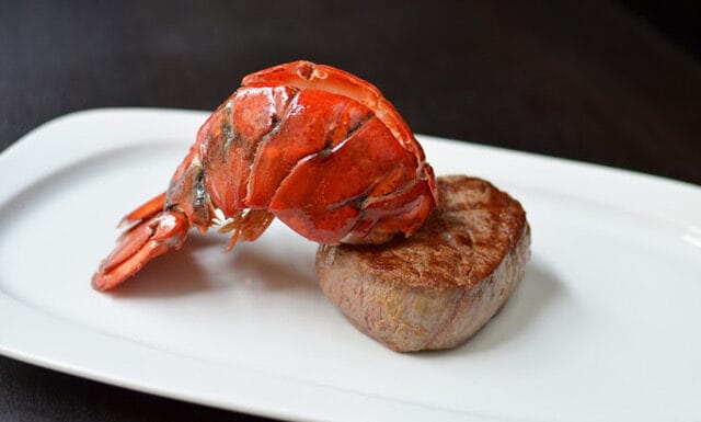 HUMR A STEAK aneb surf & turf. Žádná velká novinka, ale pořád baví. A budí dojem luxusu