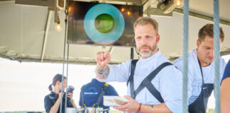 VEČEŘE V OBLACÍCH potěšila svěžími chutěmi babího léta i výběrem vín. Dinner in the Sky 2025 na Mrázovce