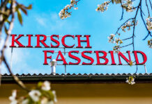 TEKUTÉ POKLADY S CHUTĚMI LÉTA. FASSBIND – nejstarší švýcarská palírna mezi jezery a horami Poutač slavné palírny Fassbind