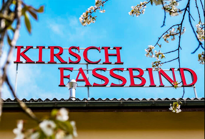 Poutač slavné palírny Fassbind