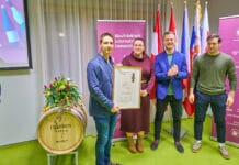 FRANKOVKY Z MODRÝCH HOR převálcovaly zahraniční konkurenci v premiéře mezinárodní soutěže. Odrůda tu oslavila i svůj první svátek vítězové soutěže Frankovek