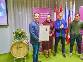 FRANKOVKY Z MODRÝCH HOR převálcovaly zahraniční konkurenci v premiéře mezinárodní soutěže. Odrůda tu oslavila i svůj první svátek vítězové soutěže Frankovek