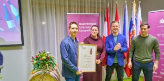 FRANKOVKY Z MODRÝCH HOR převálcovaly zahraniční konkurenci v premiéře mezinárodní soutěže. Odrůda tu oslavila i svůj první svátek vítězové soutěže Frankovek