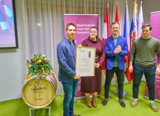 FRANKOVKY Z MODRÝCH HOR převálcovaly zahraniční konkurenci v premiéře mezinárodní soutěže. Odrůda tu oslavila i svůj první svátek vítězové soutěže Frankovek