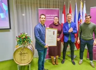 FRANKOVKY Z MODRÝCH HOR převálcovaly zahraniční konkurenci v premiéře mezinárodní soutěže. Odrůda tu oslavila i svůj první svátek vítězové soutěže Frankovek