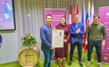 FRANKOVKY Z MODRÝCH HOR převálcovaly zahraniční konkurenci v premiéře mezinárodní soutěže. Odrůda tu oslavila i svůj první svátek vítězové soutěže Frankovek