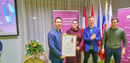 FRANKOVKY Z MODRÝCH HOR převálcovaly zahraniční konkurenci v premiéře mezinárodní soutěže. Odrůda tu oslavila i svůj první svátek vítězové soutěže Frankovek