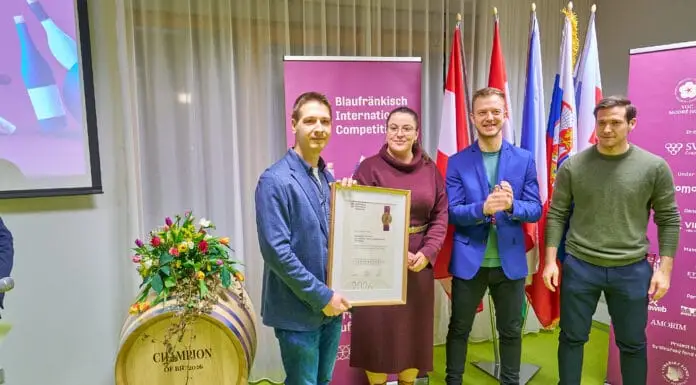FRANKOVKY Z MODRÝCH HOR převálcovaly zahraniční konkurenci v premiéře mezinárodní soutěže. Odrůda tu oslavila i svůj první svátek vítězové soutěže Frankovek