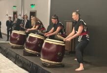 KDYŽ SLAVÍ NAROZENINY JAPONSKÝ CÍSAŘ. Saké, sushi i bubny