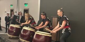 KDYŽ SLAVÍ NAROZENINY JAPONSKÝ CÍSAŘ. Saké, sushi i bubny