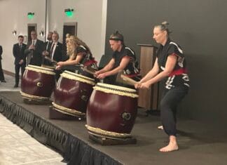 KDYŽ SLAVÍ NAROZENINY JAPONSKÝ CÍSAŘ. Saké, sushi i bubny