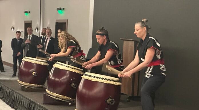 KDYŽ SLAVÍ NAROZENINY JAPONSKÝ CÍSAŘ. Saké, sushi i bubny