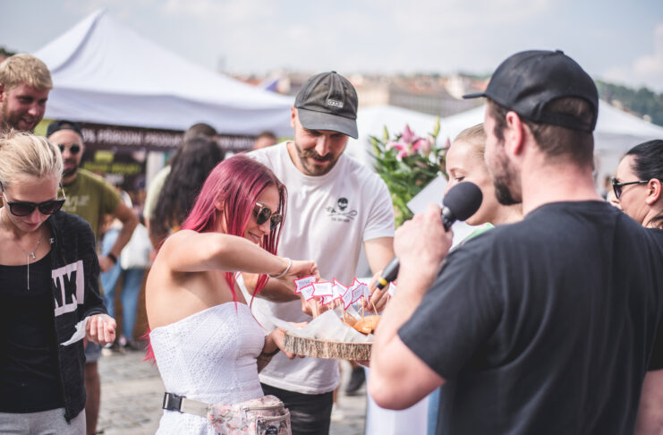 VEGGIE NÁPLAVKA PROVONÍ PRAHU. Rostlinná kuchyně nabídne street food, světové novinky i Bena Cristovao